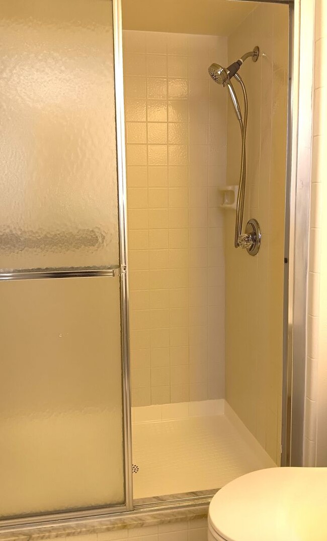 Building Photo - Location is great with this spacious 2-bed...