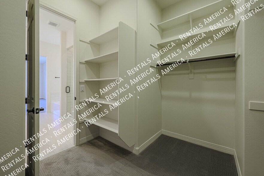 Building Photo - 2322 W Sierra Vista Dr