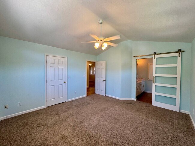 Building Photo - Spacious 3 bedroom, 3 bath bi-level home nestled in the scenic Sierra Nevada foothills
