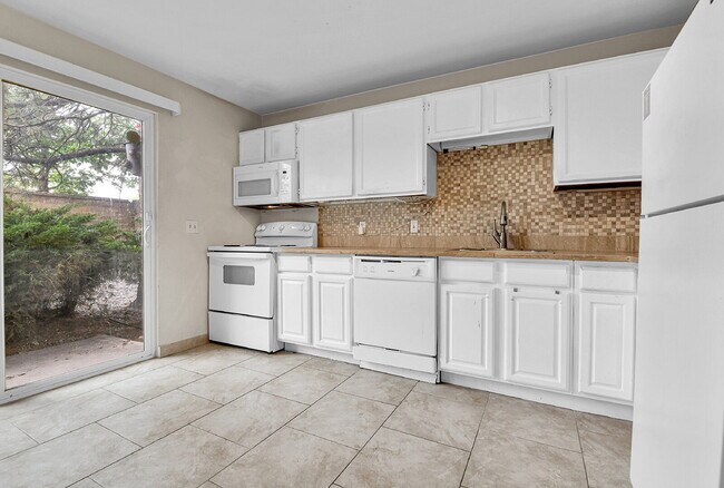 Building Photo - $1,775 - 2 Bed, 2.5 Bath End Unit in Auror...