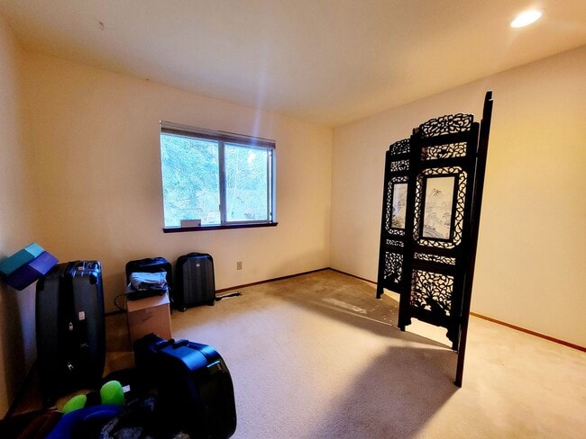 Building Photo - Stunning 4bd centrally located in desirable Ridgetop area