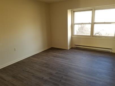 Building Photo - 2 Bedroom 1.5 Bath Townhome on culdesac with fenced in back yard. Close to Shops and Downtown.