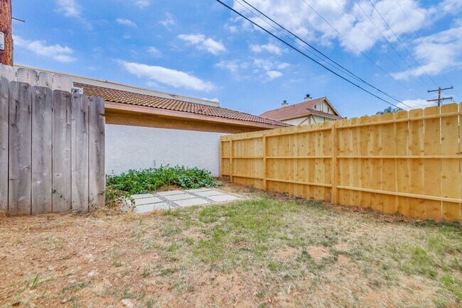 Building Photo - 843 Valley Village Dr