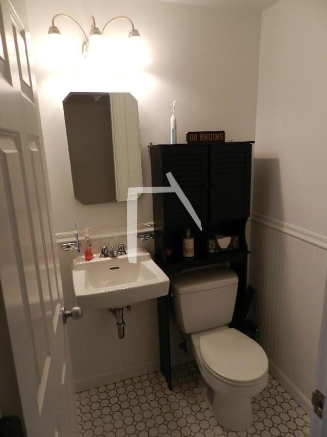 Building Photo - Renovated 3 bed. 1.5 bathroom on Cleveland Circle. Parking for Rent. Laundry is in the Building.