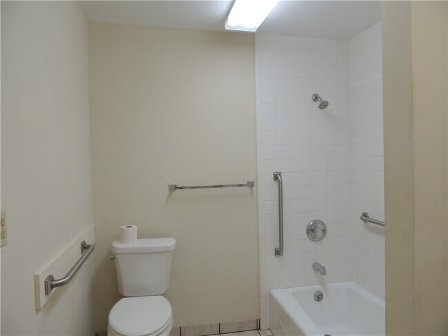 Building Photo - 803 Kings Rd