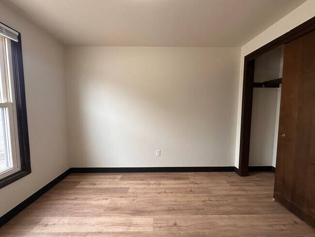 Building Photo - Noble Estates ||
