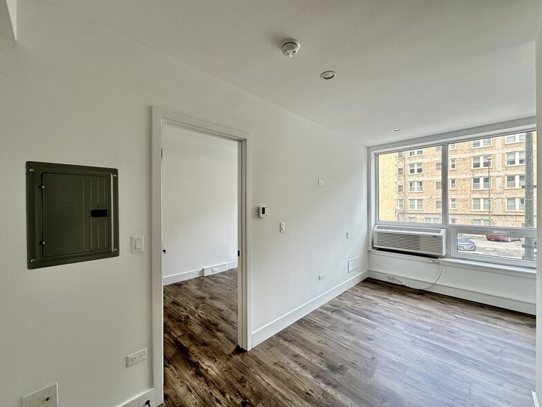 Building Photo - 941 W Carmen Ave