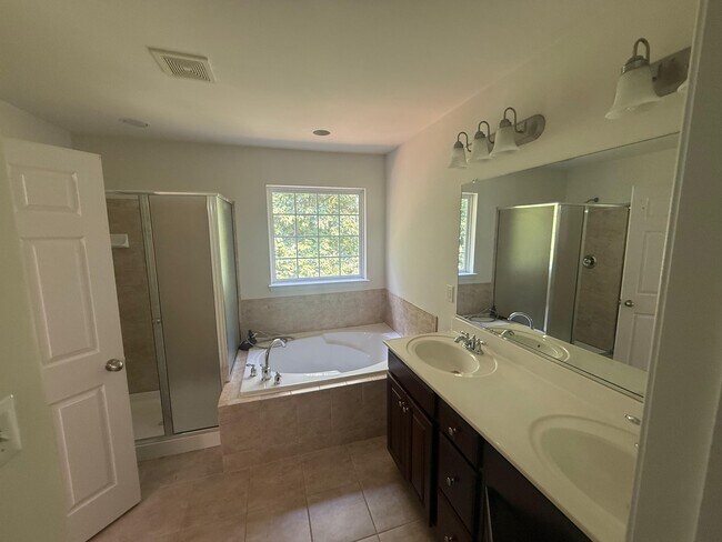 Building Photo - 446 Kingscote Ln