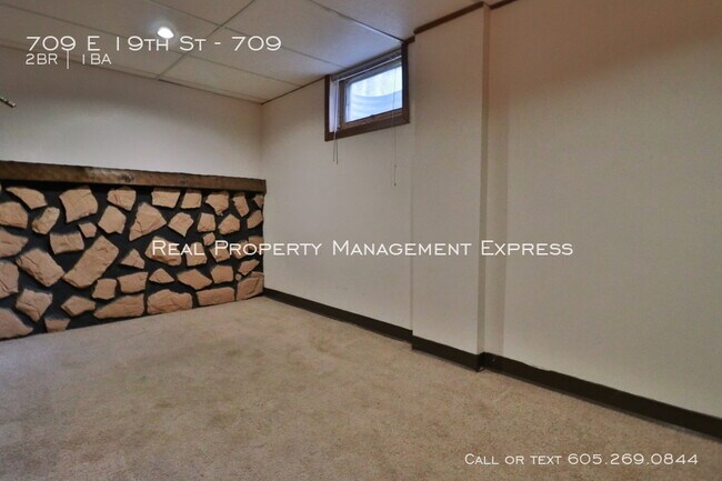 Building Photo - 709 E 19th St