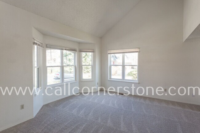 Building Photo - 940 Royal Crown Ln