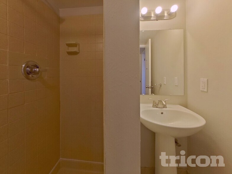 Building Photo - 10435 W 107th Pl