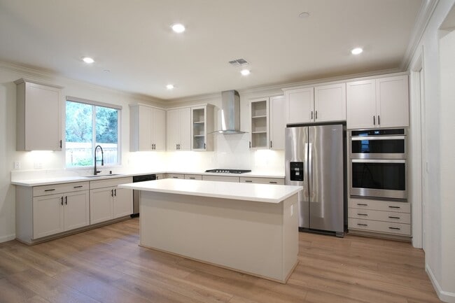 Building Photo - Stunning 4-bedroom 2.5 bathroom