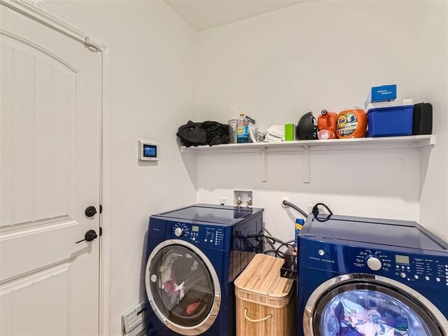 Building Photo - 6521 Carriage Pines Dr