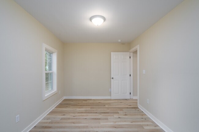 Building Photo - 185 Garden Ln