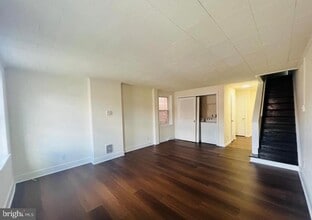 Building Photo - 336 Barclay St