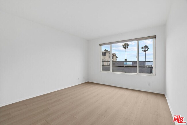 Building Photo - 10 19th Ave