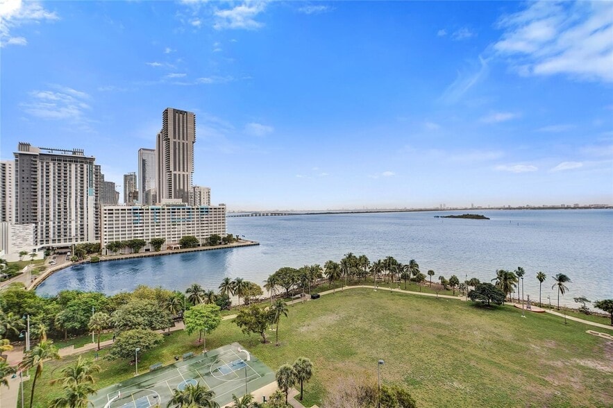 Building Photo - 1900 N Bayshore Dr
