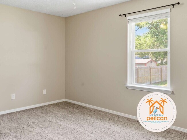 Building Photo - "Charming 3-Bedroom Retreat on Deedra Avenue - Spacious Living at 1325 Sq Ft in Pensacola!"