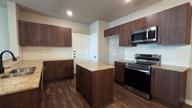 Building Photo - 9860 Grosbeak Ln