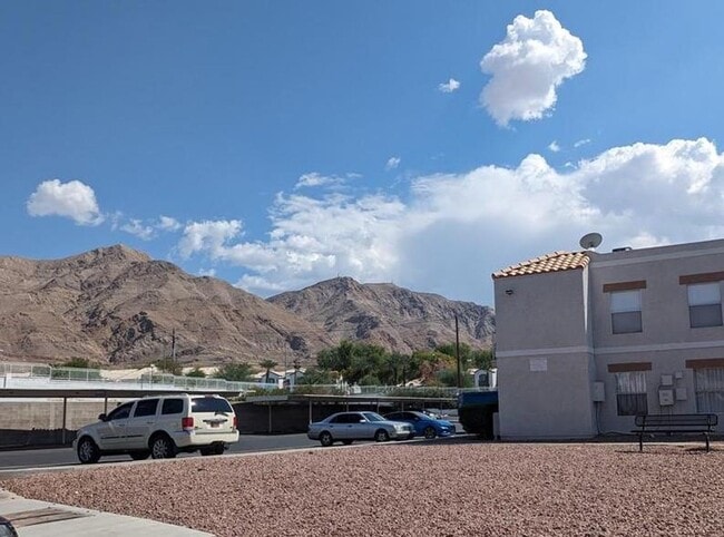Building Photo - Bright spacious condo near Sunrise Mountain