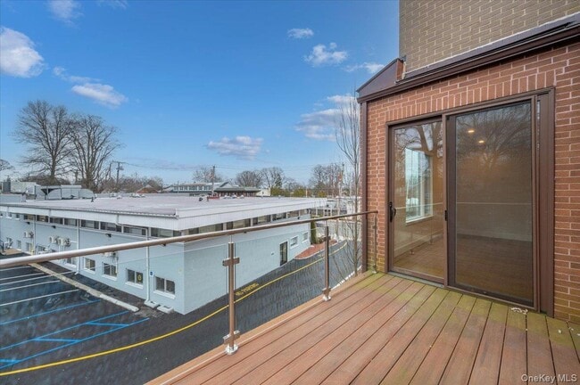 Building Photo - 422 E Boston Post Rd