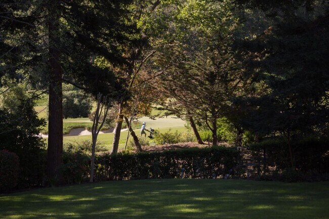 Building Photo - 10 Meadow Ln