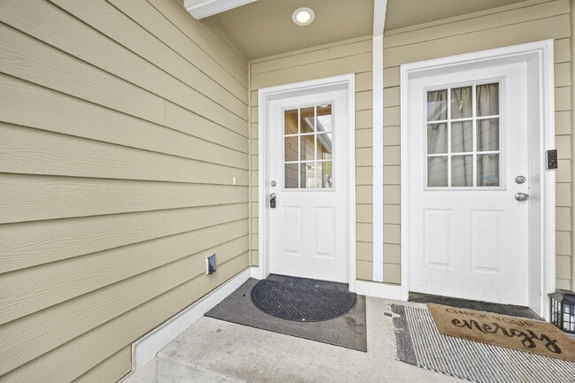 Building Photo - 4 bedrooms, 2.5 bathrooms with attached garage. This large unit is 3 floors!  Rent of $3295.00 in...