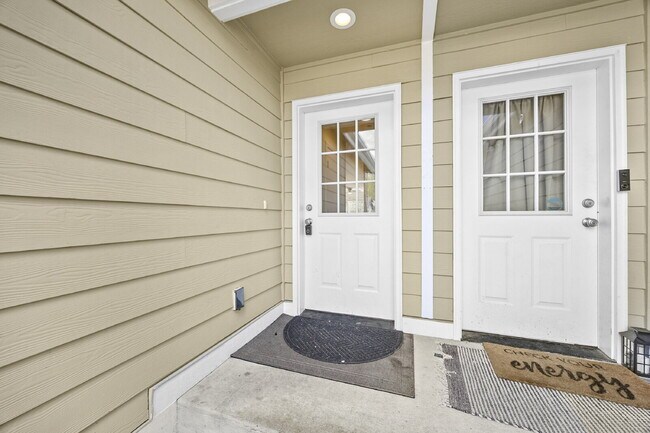 Building Photo - **APPLICATION ALREADY RECEIVED. NO SHOWINGS AT THIS TIME** 4 bedrooms, 2.5 bathrooms with attache...