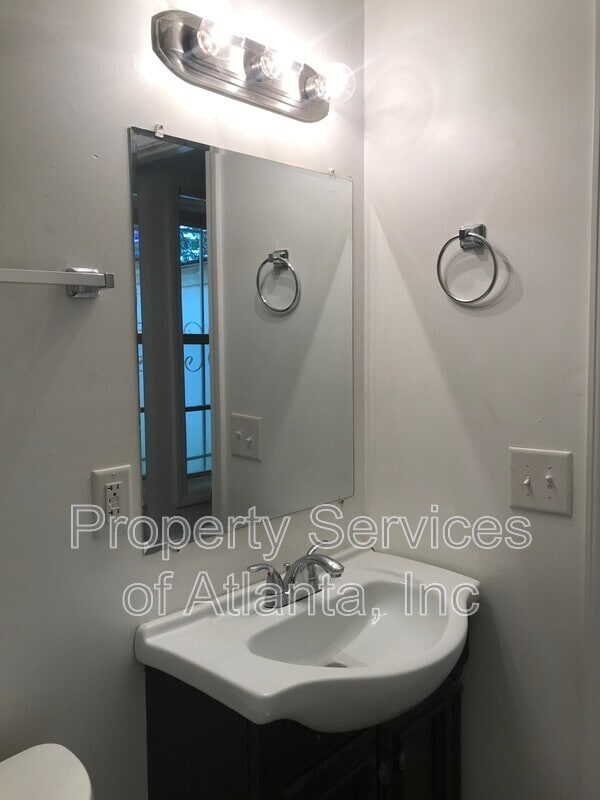 Building Photo - 8305 Glenwoods Terrace