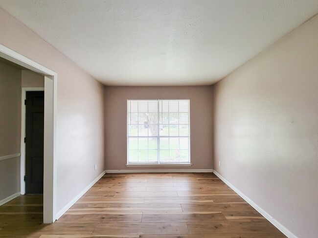 Building Photo - 2114 Yorktown Ct N