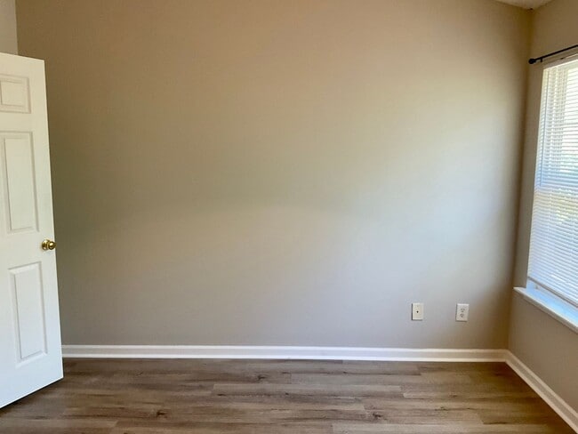 Building Photo - Townhome with 2 Bedrooms, 2.5 Baths