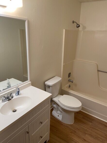 Building Photo - 5010 Hawthorne Ct