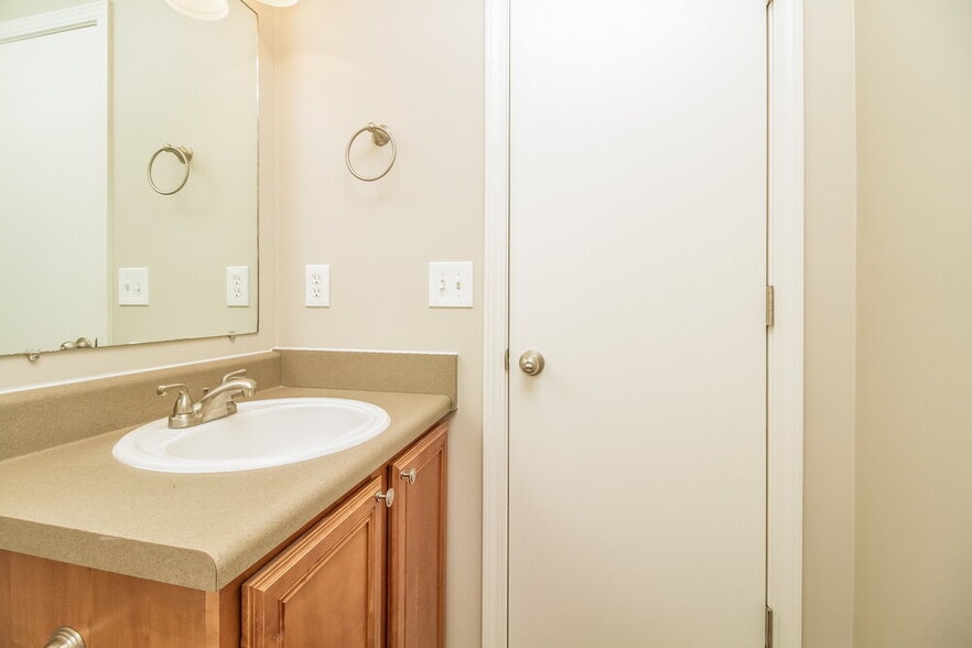 Building Photo - 2776 Sutherland Dr