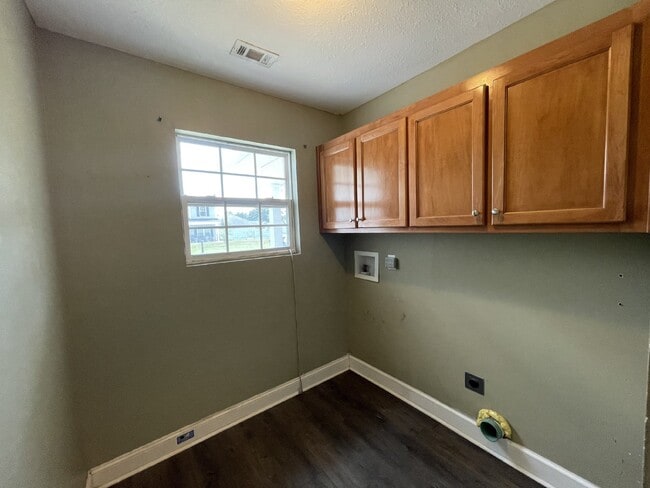 Building Photo - Home For Rent