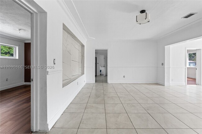Building Photo - 580 Lee Dr