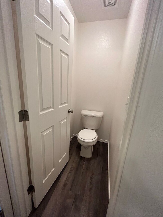 Building Photo - 3 Bedroom plus Loft For Rent! Victory Sout...