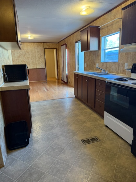 Building Photo - 7266 River Rd