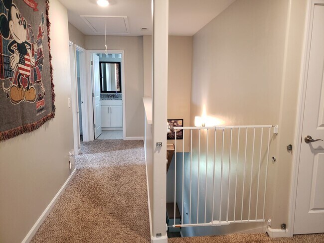Building Photo - Near Exit 1! Close to I-24! HUGE Kitchen I...