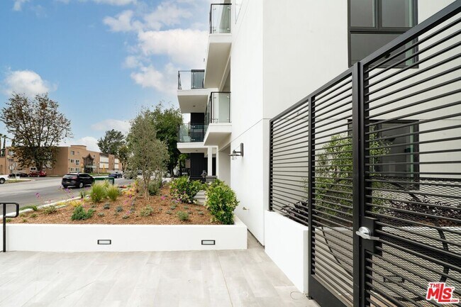 Building Photo - 11445 Riverside Dr