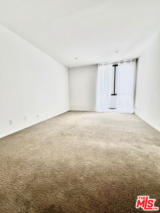 Building Photo - 906 N Doheny Dr