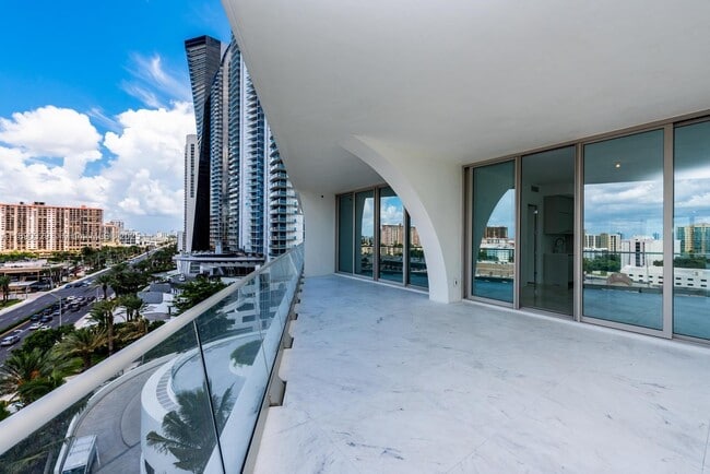 Building Photo - 16901 Collins Ave