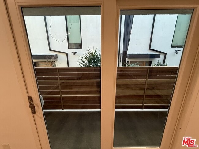 Building Photo - 1333 N Fuller Ave