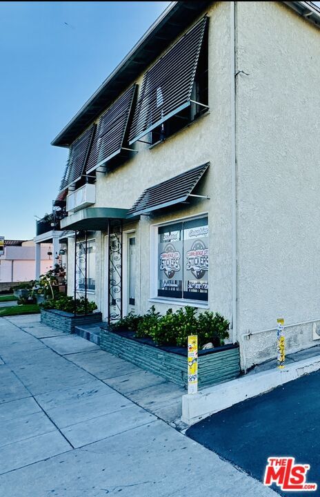 Building Photo - 383 Redondo Ave