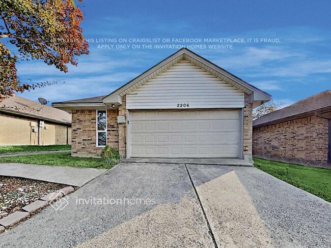 Building Photo - 2206 Cedarcrest Dr