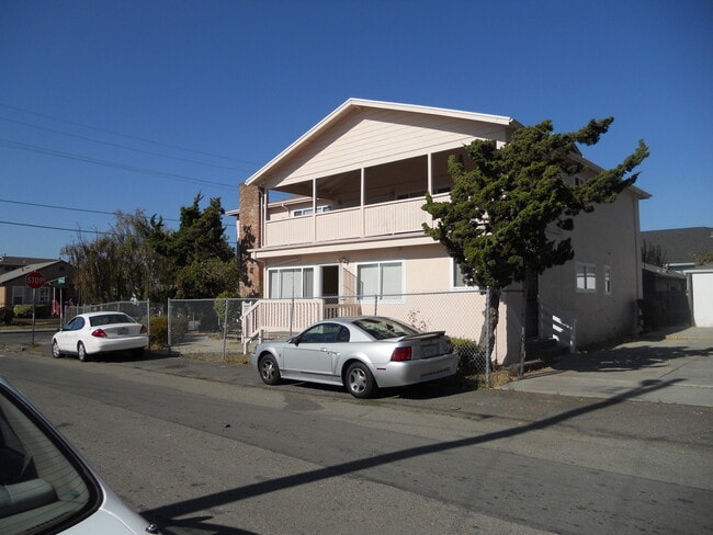 Building Photo - 652 Clara St