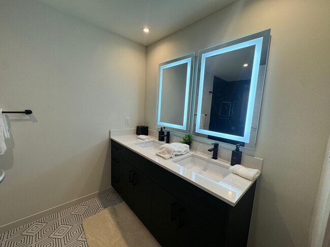 Building Photo - 4220 Laguna St