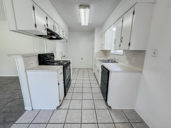 Building Photo - 702 Monterrey Dr
