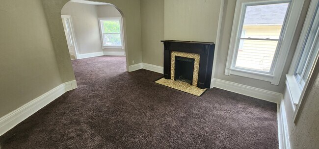Building Photo - 4 Bedroom 1 Bathroom Triplex