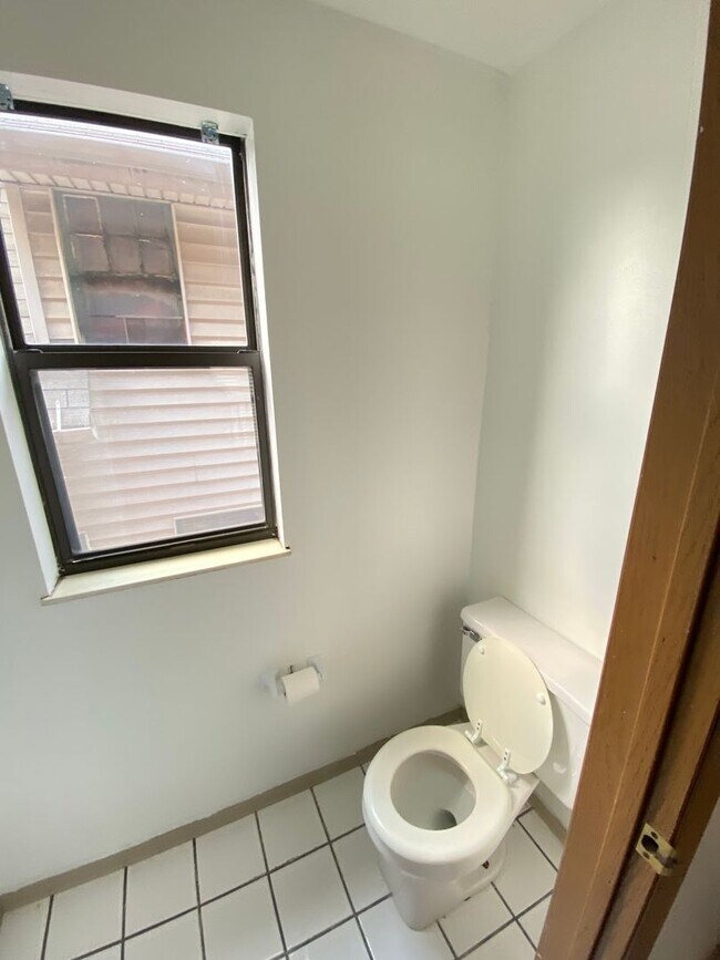 Building Photo - OSU Gateway 3 bedroom 1 1/2 bath 3 level townhome