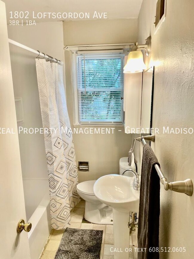 Building Photo - 1802 Loftsgordon Ave